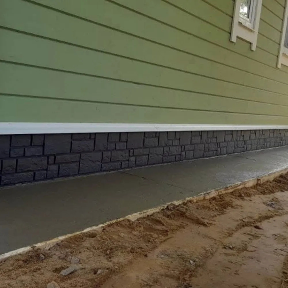Зашивка цоколя и устройство бетонной отмостки в Бабино-2